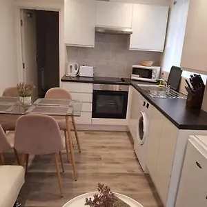  Apartamento 2 Bedroom Serviced Reino Unido